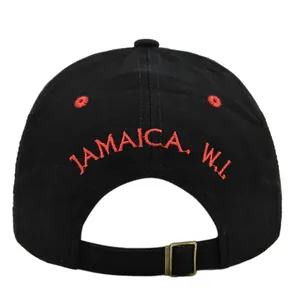 Detalle de gorra negra con bordado rojo de Jamaica y cierre de hebilla de metal bronce