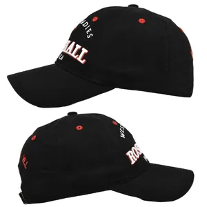 Detalle del bordado en 3D y ojales de ventilación rojos en una gorra de béisbol negra