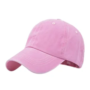 Dettaglio cappellino da baseball vintage in cotone lavato rosa con occhielli e cuciture