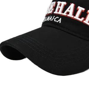 Detalle de la gorra de béisbol negra con bordado rojo Jamaica y costuras en la visera