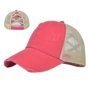 Detail der pinken Ponytail-Cap mit gekreuzten Gummibändern und atmungsaktivem Mesh-Netz