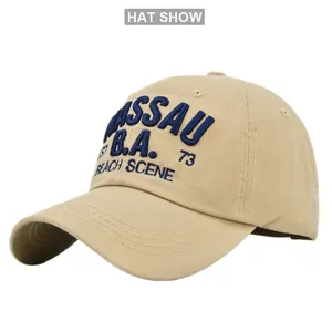 Detail van kaki katoenen baseballpet met blauw 3D-geborduurd Nassau-logo en vintage stijl