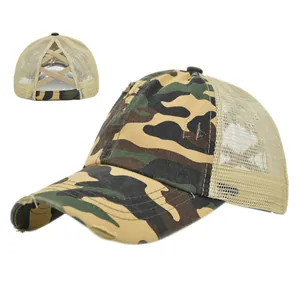 Detail der Camouflage-Pferdeschwanz-Cap mit abgenutzter Krempe und elastischem Netz