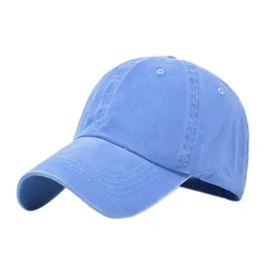 Dettaglio del cappellino azzurro in cotone lavato con occhielli di ventilazione e cuciture