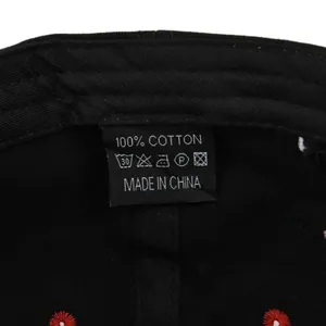 Vista macro detallada de la etiqueta de lavado de algodón dentro de una gorra de béisbol