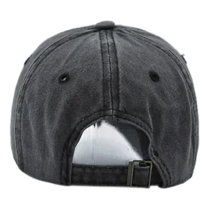 Dettaglio posteriore del cappello in denim lavato con fibbia in metallo regolabile nero
