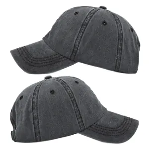 Vista dettagliata di due cappellini da baseball in denim grigio scuro vintage