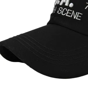 Detailopname van 3D-borduurwerk en parallelle stiksels op een zwarte baseballpet