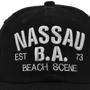 Zwarte honkbalpet met gedetailleerd wit 3D-borduursel van de Nassau Beach Scene tekst