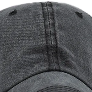 Dettaglio ravvicinato di un cappellino vintage grigio scuro con cuciture e trama