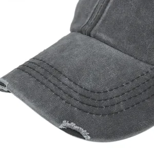 Detailansicht der Vintage-Baseballkappe mit Distressed-Effekt und Ziernähten für Pferdeschwanz
