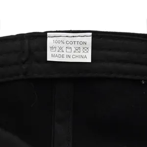Detail van het 100% katoenen label en kepertextuur op een zwarte baseballpet