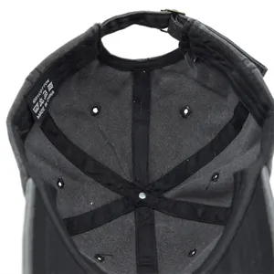 Dettaglio dell'interno del cappellino in cotone lavato con cuciture e fibbia in metallo