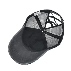 Detailansicht der schwarzen Ponytail-Baseballkappe mit Mesh und elastischen Bändern
