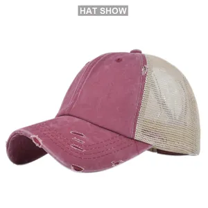 Dettaglio del cappellino da baseball usurato in cotone rosso e rete beige