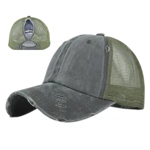Dettaglio cappello coda di cavallo in stile vintage con rete oliva e trama usurata