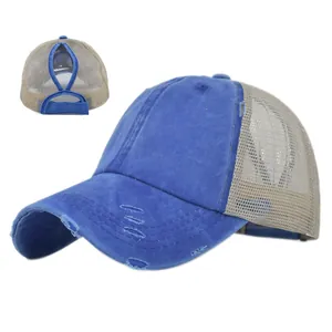 Dettaglio cappello blu per coda di cavallo con visiera usurata e retro in rete beige