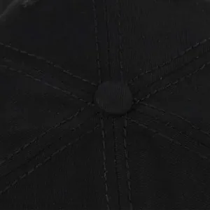 Λήψη macro καπέλου μπέιζμπολ με 3D κέντημα που δείχνει το κουμπί και τις ραφές στην κορυφή