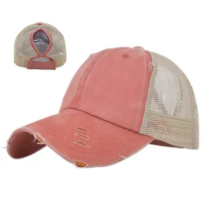 Dettaglio cappellino rosa consumato con apertura per coda di cavallo e retro in rete