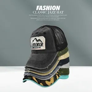 Dettaglio di cappellini trucker vintage in rete con ricamo EXPLORER ed effetti usurati