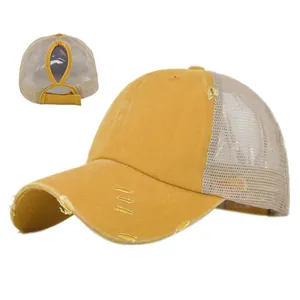 Dettaglio cappellino a coda di cavallo giallo zenzero con effetto usurato e rete
