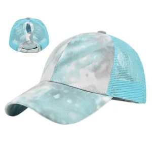 Detailansicht mit Tie-Dye-Muster, Mesh-Rückseite und Pferdeschwanz-Öffnung der Kappe