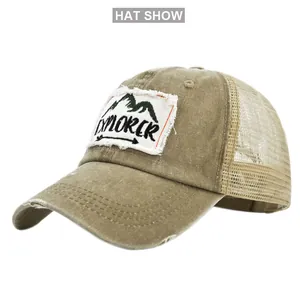 Dettaglio del cappello explorer vintage kaki con ricamo montagna e retro in rete traspirante
