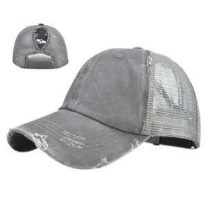Dettaglio cappellino da baseball grigio con tessuto consumato e rete traspirante posteriore