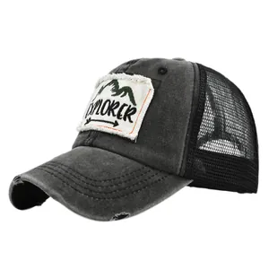 Dettaglio del cappello trucker nero lavato Explorer con rete posteriore e patch ricamato