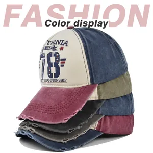 Dettaglio di cappellini da baseball vintage effetto consumato con stampe California 78