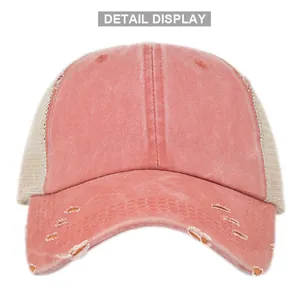 Dettaglio del cappellino rosa con coda di cavallo, visiera rovinata e rete mesh