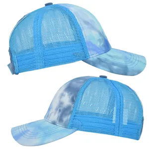Detail der blau-weißen Tie-Dye Trucker Cap mit atmungsaktivem Mesh und Seitenprofil