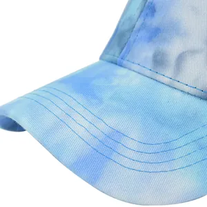 Makroaufnahme der blau-weißen Batik-Kappe mit parallelen Nähten am Schirm für Details