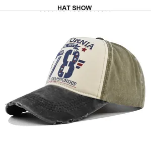Primo piano del cappello vintage con fori consumati e stampa retrò con numero 78