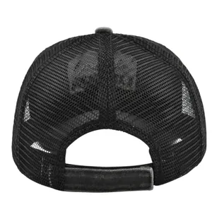 Dettaglio del cappello trucker a rete nera con cinturino in velcro regolabile su sfondo bianco