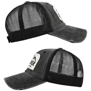 Vista laterale dettagliata del cappellino trucker grigio con ricamo e rete traspirante