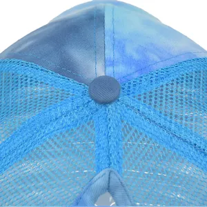 Detail der blau gefärbten Baseballkappe mit atmungsaktivem Mesh-Rücken und Knopfdetail
