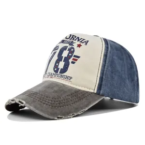 Dettaglio del cappellino vintage con stampa 78 e bordi usurati effetto usato