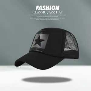 Détail de la structure en maille respirante et de l'imprimé étoile sur la casquette noire