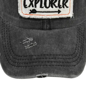 Dettaglio del ricamo EXPLORER sul cappellino in cotone lavato con visiera effetto consumato