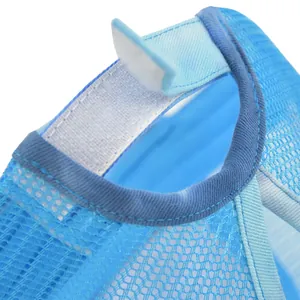 Detail des verstellbaren Klettverschlusses und Mesh-Netzes der Tie-Dye-Pferdeschwanzkappe