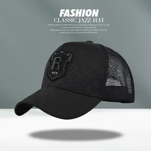 Détail de la maille respirante à l'arrière et du logo R sur cette casquette noire de baseball