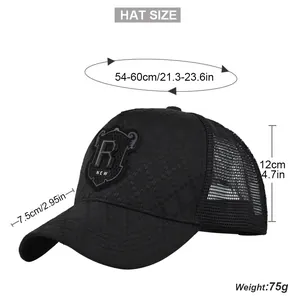 Détail de la casquette de baseball en filet noir avec dimensions et broderie écusson R