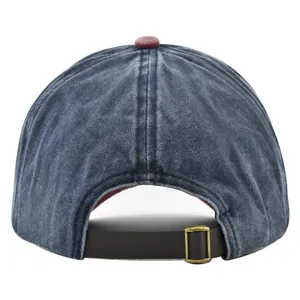 Vista posteriore del berretto di jeans lavato con cinturino in pelle e fibbia in ottone