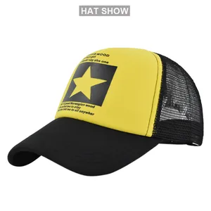 Vue détaillée de l'imprimé étoile pentagramme sur le panneau jaune d'une casquette mesh