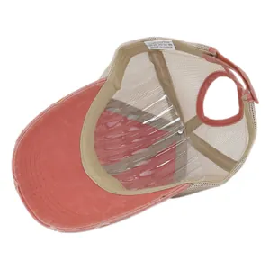 Dettaglio della rete beige traspirante e del foro per coda di cavallo sul cappello in cotone