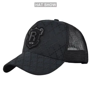 Détail de casquette trucker en tissu jacquard avec logo R en métal gaufré et filet respirant