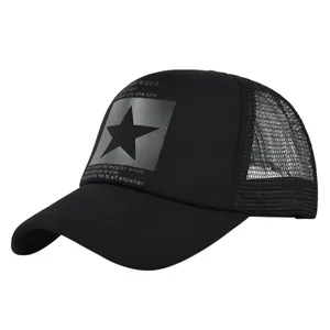 Détail macro du filet respirant noir et de l'imprimé étoile sur la casquette trucker
