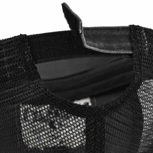 Dettaglio del cappello trucker in rete nera con cinturino regolabile in velcro