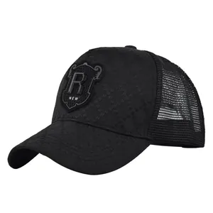 Détail d'une casquette de baseball noire avec écusson R et mesh respirant à l'arrière
